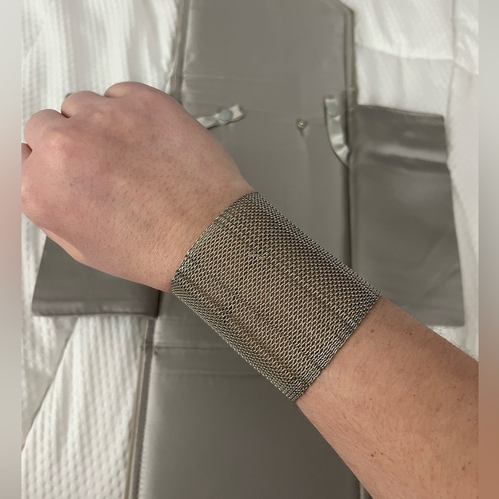 Electric Mesh Bangle- Clasp Closure